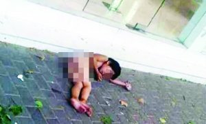 大熱天，小女孩赤身躺在馬路上