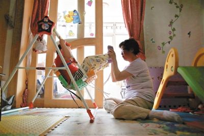 6月14日，未婚媽媽于軍的家里，她正在陪女兒悅悅玩耍。悅悅4歲了，因?yàn)闆](méi)有爸爸的信息而始終上不了戶(hù)口。