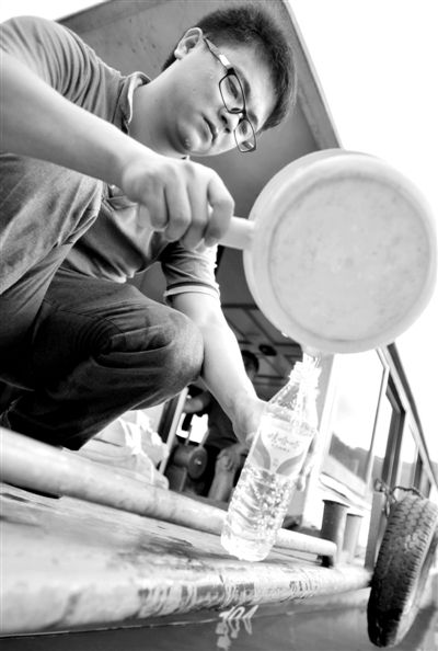 昨日，合面獅段水域，工作人員在取水檢測(cè)。據(jù)新華社