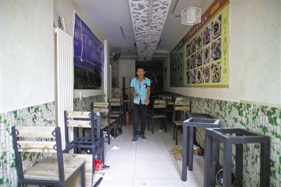 發(fā)生女童劫持事件的面館，事后現(xiàn)場一片狼藉。新京報記者 周崗峰 攝