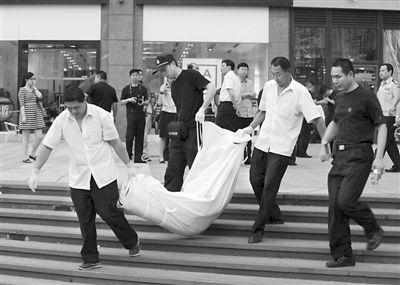 昨日,朝陽區(qū)青年路大悅城東側(cè),一男子持刀行兇致兩人死亡。經(jīng)初步審查,嫌疑人自稱孝某(男,27歲,山東省沂水縣人),有精神病。目前,北京警方正聯(lián)系兩名受害人的親友。新華社發(fā)