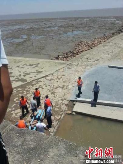 圖為網(wǎng)友@龍眼看新聞提供的溺水事故救援現(xiàn)場。 網(wǎng)友@龍眼看新聞 攝