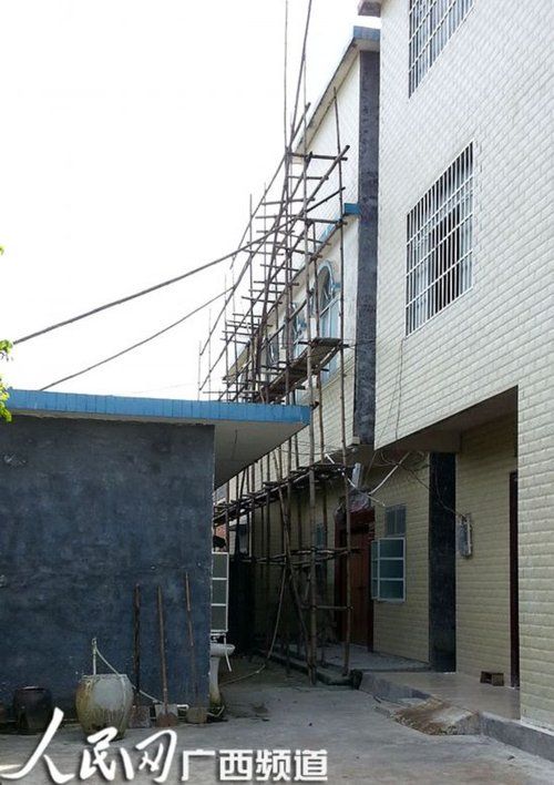 何某某的家門緊鎖，23日晚家人連夜搬家，現(xiàn)在去向不明