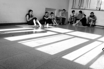 女童的家屬在醫(yī)院走廊中等待。京華時報(bào)記者趙思衡攝