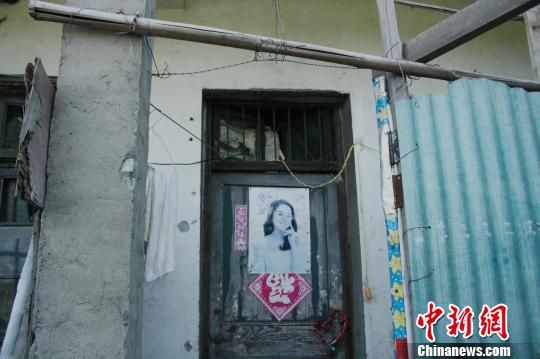 圖為嫌犯租住的民房，當(dāng)天受害人即攀在門上的窗口對外呼救。 吳佳蔚 攝