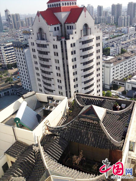 2013年8月14日，江蘇蘇州蘇州市三香大廈高樓18層樓頂東側(cè)陽(yáng)臺(tái)上的“蘇州園林”式別墅，兩座涼亭和兩道回廊，飛檐翹角，一派蘇州園林的氣勢(shì)。中國(guó)網(wǎng)圖片庫(kù)李俊鋒攝影