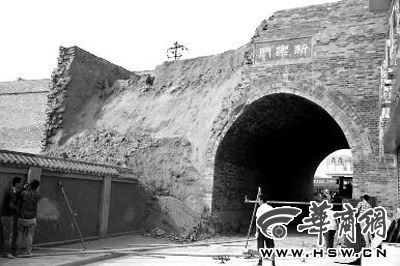 昨日上午9時左右，工人在倒塌處重新裝上護欄。實習記者 楊虎元 攝