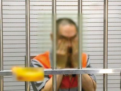 韓磊掩面哭泣。