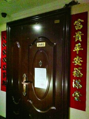 拆除公告昨天仍貼在2605號(hào)大門上。 拆除公告昨天仍貼在2605號(hào)大門上。