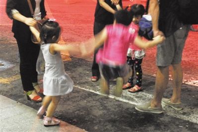 2012年8月1日晚，北京兒童醫(yī)院，三個(gè)來自廊坊的小女孩在玩耍，她們都被幼兒園老板性侵害。本版攝影/新京報(bào)記者 尹亞飛