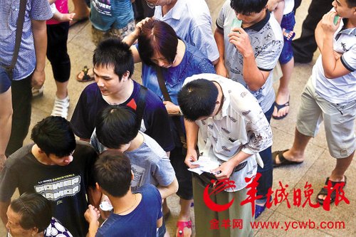 挎腰包的“黃牛”分發(fā)一輪“任務(wù)”后，自己也開始整理“炒號”簽條