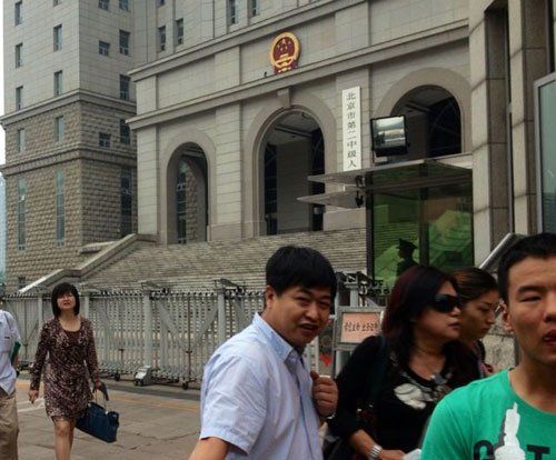 上午10：35分左右，蘇順虎律師和其家屬從法院西大門出來。