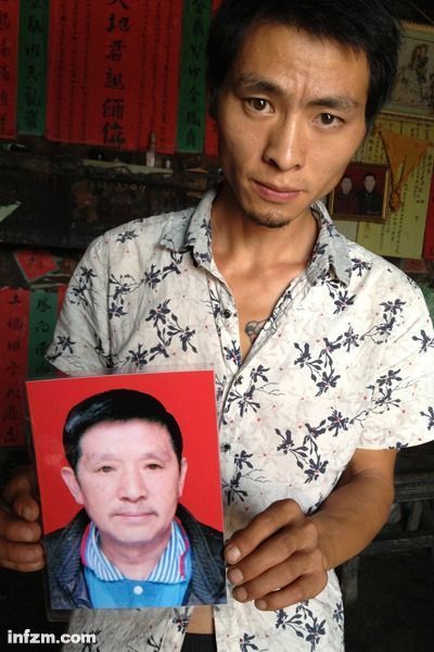 程興貴的兒子程正鵬拿著父親的遺照。程興貴自殺后，政府補(bǔ)償程家6000多塊錢(qián)，并終于認(rèn)定了程興貴的代課教齡。 (南方周末記者雷磊/圖)