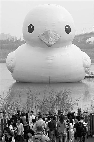 前日，大黃鴨首秀時(shí)，皮膚發(fā)皺、嘴巴尖尖朝下嘟，顯得頗為“委屈”。