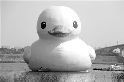 昨日，經(jīng)過(guò)連夜修正，大黃鴨的嘴部已恢復(fù)變寬，和在香港展出時(shí)看起來(lái)一樣。