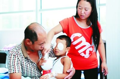 斌斌手術(shù)后第一天恢復(fù)良好，斌斌父母在用玩具逗他開(kāi)心供圖/嚴(yán)益