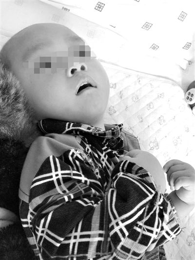 9月10日，陳揚(yáng)躺在醫(yī)院的病床上，他的眼睛仍然沒有聚焦感。新京報記者 朱柳笛 攝