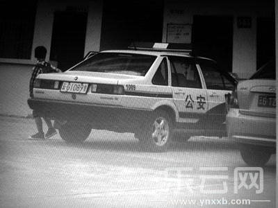 被指接送小孩上學(xué)的警車。