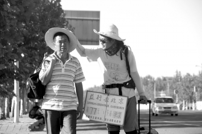 徒步旅途的第77天，雷闖與父親一起前行。雷闖供圖