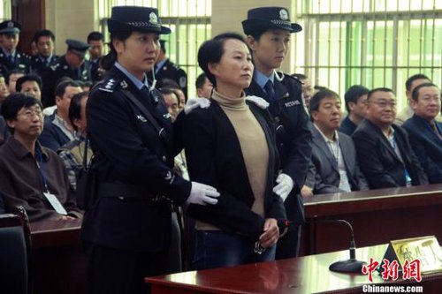 9月24日上午8時30分，陜西“房姐”龔愛愛涉嫌偽造、買賣國家機關證件一案，在陜西靖邊縣人民法院公開