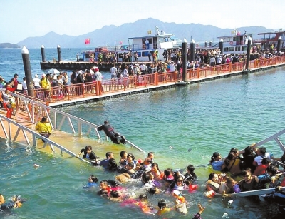 昨天，廬山西海景區(qū)過橋塌陷，致十?dāng)?shù)名游客落水。圖/東方IC