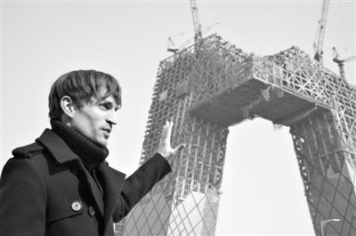 2008年2月，建筑師奧雷·舍人在中央電視臺新址大樓的工地外。圖/CFP