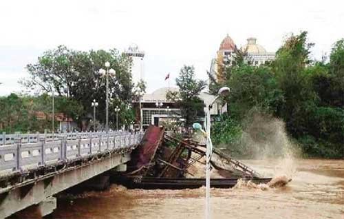 抽砂船卡在橋下。