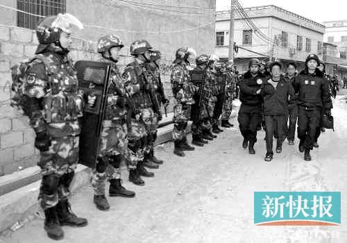 緝毒民警抓捕販毒嫌疑人。