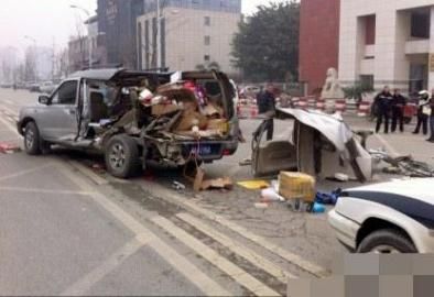 一輛越野車在車禍中受損嚴重。圖據(jù)網(wǎng)絡(luò)