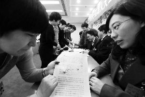 人大代表們就各自關(guān)心的話題熱烈討論。