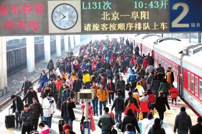 昨天，由北京開出的列車途經(jīng)安徽亳州火車站，大量旅客回到家鄉(xiāng)