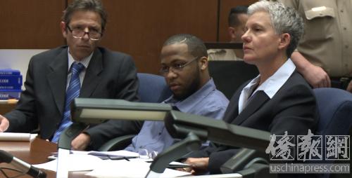 嫌犯鮑爾登（中）在法庭上。（僑報記者夏嘉攝）