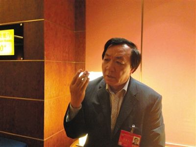 　昨日，在接受采訪時(shí)，何香久強(qiáng)調(diào)，大多公務(wù)員是勤勉工作的。