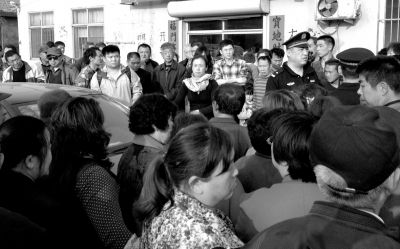 警方趕到現(xiàn)場(chǎng)，處理車(chē)胎被扎事件。