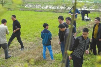 少年指認(rèn)藏槍地點(diǎn)。