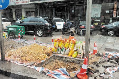 遠大一路兩側(cè)，市政工程開挖的一個個大坑沒有進行圍擋，碎石、黃土、彩條布散落一地，過往市民避之不及。