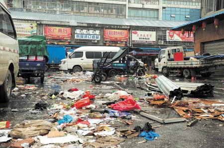 高橋大市場內(nèi)，大量的垃圾雜亂無章地堆放，商戶搬遷時留下的垃圾丟棄在市場內(nèi)無人問津，觸目驚心。