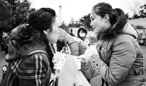 墓區(qū)服務員（右）見證了喪葬“綠化進程”。新華社發(fā)