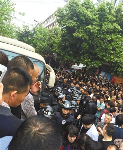 4月19日，蒼南縣靈溪鎮(zhèn)城管打人事件現(xiàn)場。網(wǎng)絡截圖