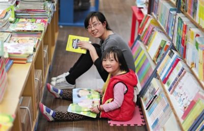昨晚10時，來京探親的山東的李女士帶著5歲的女兒琪琪在三聯(lián)書店讀書。4月18日晚開始，三聯(lián)韜奮書店正