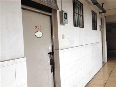 4月19日，中山大學(xué)一男生公寓樓二樓自殺研究生蔡潔挺的宿舍。門上的封條已被撕去。新京報(bào)記者 范春旭 攝