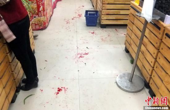   5月8日上午8時(shí)10分左右，江西省撫州市黎川縣日峰鎮(zhèn)家家樂超市發(fā)生一起持刀傷人案件。