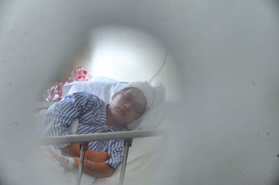 　6月3日，被打的值班醫(yī)生在病房接受治療。新華社發(fā)