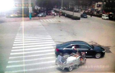 23日中午，陳母被突然噴毒。新京報記者 王瑞鋒 攝