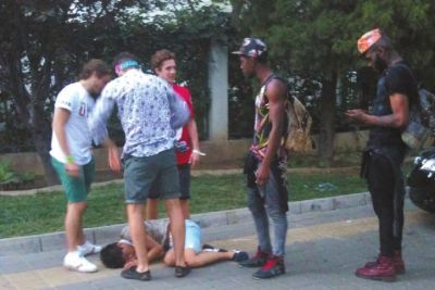 外籍男子路邊發(fā)現(xiàn)醉漢將其圍住。
