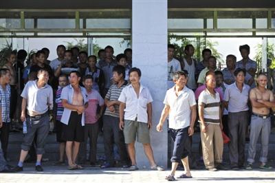 近200名農(nóng)民工為討薪辦公樓埋鍋做飯圍堵開發(fā)商 近200名農(nóng)民工為討薪辦公樓埋鍋做飯圍堵開發(fā)商