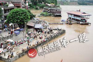 沙坪壩區(qū)磁器口，江水逼近休閑平臺。