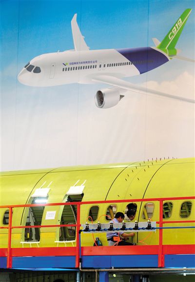 昨日，中國商飛總裝制造中心技術(shù)人員對接C919首架機的機體。新華社記者 丁汀 攝