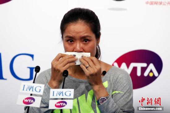 9月21日，李娜在北京召開(kāi)退役發(fā)布會(huì)。圖為李娜在發(fā)布會(huì)上落淚。中新社發(fā) 韓海丹 攝