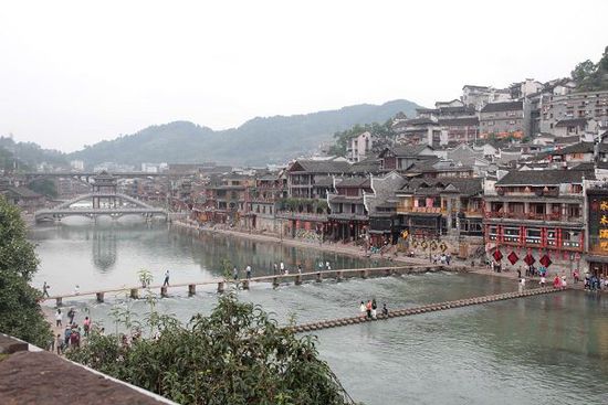 鳳凰古城以被吐槽七次高居最想吐槽榜榜首，而這七次吐槽全部來自在鳳凰古城隨機采訪的10名游客中。